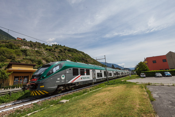 Ein Zug der Linie Tirano?Sondrio vor der Einfahrt in den Bahnhof Sondrio im Veltlin